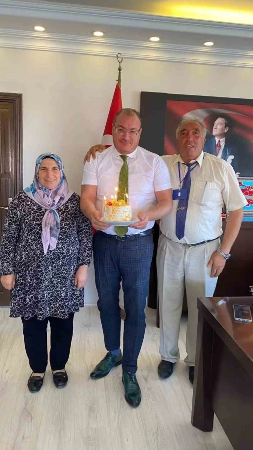 Kaymakama s&uuml;rpriz doğum g&uuml;n&uuml; kutlaması
