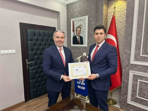 Kaymakamdan müdüre ödül
