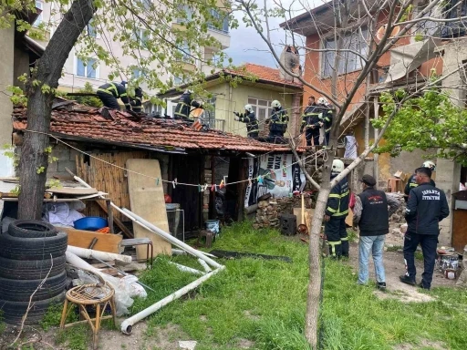 Kaynak makinesinden çıkan kıvılcım odunluğu yaktı
