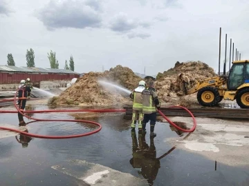 Kaynak makinesinden çıkan kıvılcımlar istiflenmiş saman balyalarını küle çevirdi
