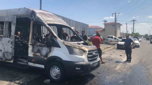 Kaynak yapılan minibüs bir anda alev aldı

