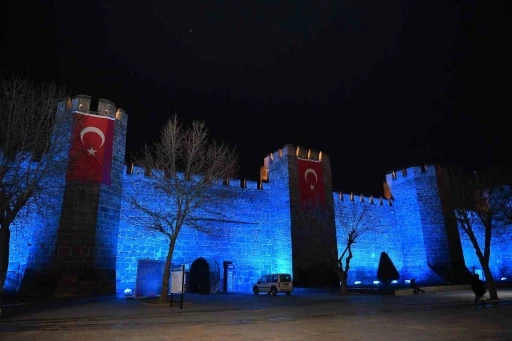 Kayseri B&uuml;y&uuml;kşehir, tarihi surları mavi ışıkla aydınlatarak otizm farkındalığına dikkat &ccedil;ekti
