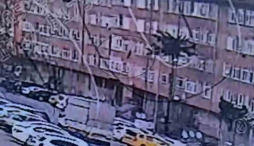 Kayseri&rsquo;de 5. kattan atlayan bir kişi hayatını kaybetti: O anlar kamerada
