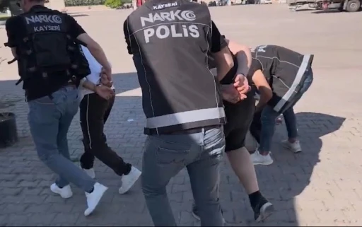 Kayseri&rsquo;de aracın bagajından 4 bin 458 adet uyuşturucu hap ele ge&ccedil;irildi: 3 tutuklama
