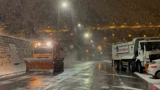 Kayseri&rsquo;de gece saatlerinde başlayan kar yağışı kenti beyaza b&uuml;r&uuml;d&uuml;
