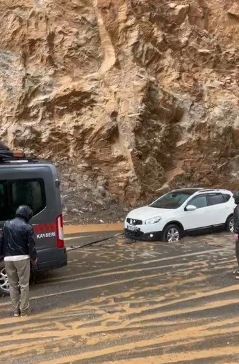 Kayseri’de heyelan nedeniyle yolda mahsur kalan araçlar kurtarıldı
