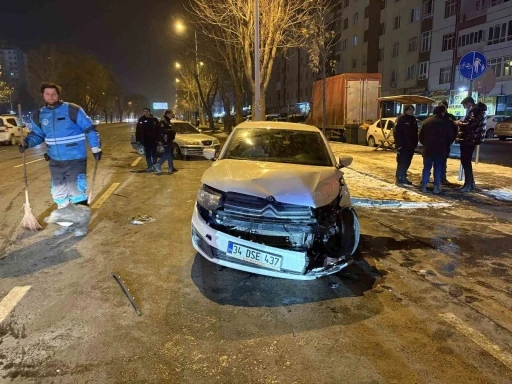 Kayseri&rsquo;de iki otomobilin &ccedil;arpıştığı kazada 3 kişi yaralandı
