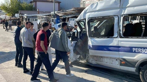 Kayseri&rsquo;de iş&ccedil;i servisi ile kamyon &ccedil;arpıştı: 8 yaralı
