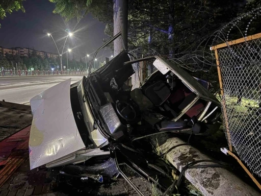 Kayseri&rsquo;de kontrolden &ccedil;ıkan otomobil bah&ccedil;eye u&ccedil;tu: 3 yaralı
