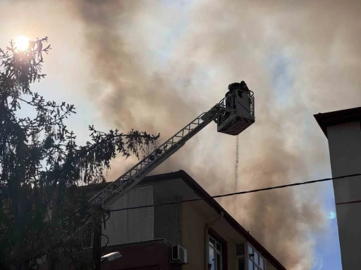 Kayseri&rsquo;de korkutan &ccedil;atı yangını
