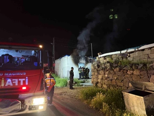Kayseri&rsquo;de metruk evde yangın
