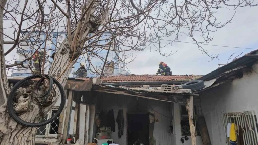 Kayseri&rsquo;de m&uuml;stakil evde yangın: 6 aylık bebek hastaneye kaldırıldı
