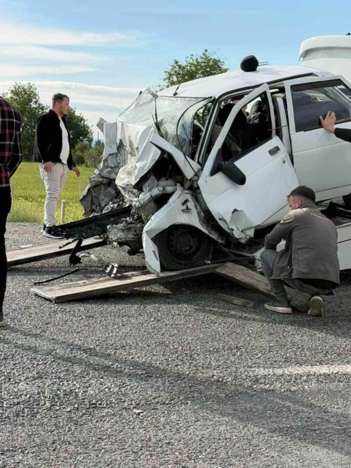 Kayseri&rsquo;de otomobil ile hafif ticari ara&ccedil; &ccedil;arpıştı: 1 &ouml;l&uuml;, 2 yaralı
