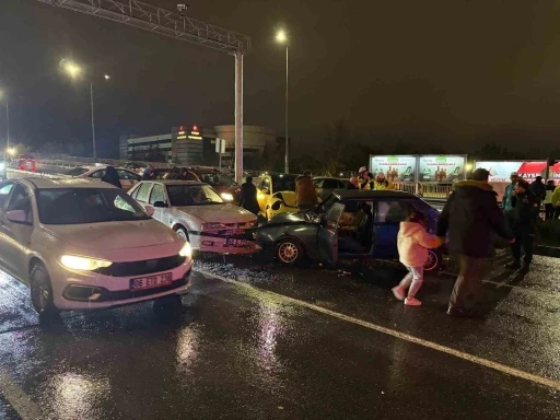 Kayseri&rsquo;de otomobil kırmızı ışıkta bekleyen 5 araca &ccedil;arptı: 2 yaralı
