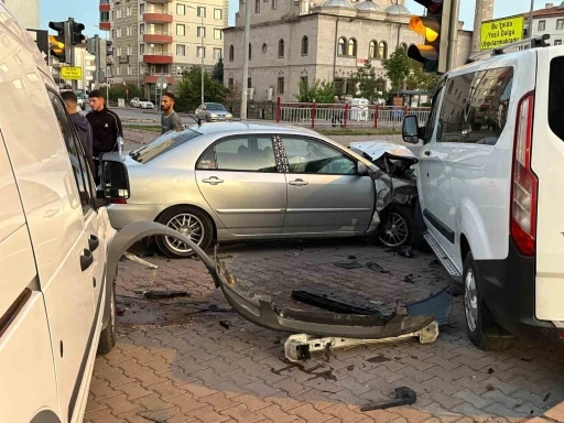 Kayseri&rsquo;de otomobil park halindeki 2 araca &ccedil;arptı

