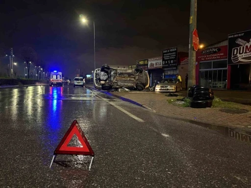 Kayseri&rsquo;de otomobil park halindeki araca &ccedil;arpıp yan yattı: 2 yaralı
