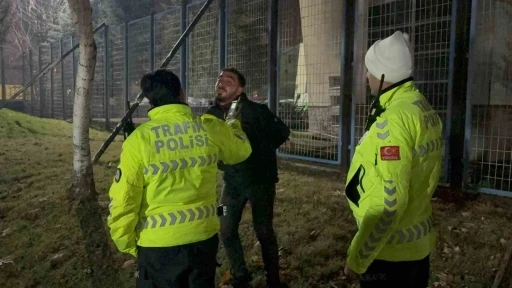 Kayseri&rsquo;de polisin &lsquo;dur&rsquo; ihtarına uymayarak, ka&ccedil;an alkoll&uuml; s&uuml;r&uuml;c&uuml; alkometreyi &uuml;flemek i&ccedil;in direndi
