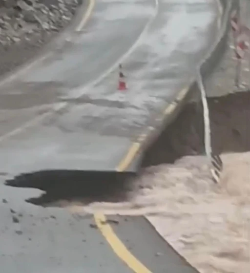 Kayseri&rsquo;de sel yolu &ccedil;&ouml;kertti
