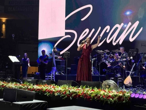Kayseri&rsquo;de Sevcan Orhan r&uuml;zgarı esti
