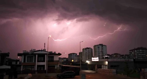 Kayseri’de şimşekler geceyi aydınlattı
