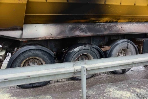 Kayseri&rsquo;de tırın lastiklerinde &ccedil;ıkan yangın b&uuml;y&uuml;meden s&ouml;nd&uuml;r&uuml;ld&uuml;
