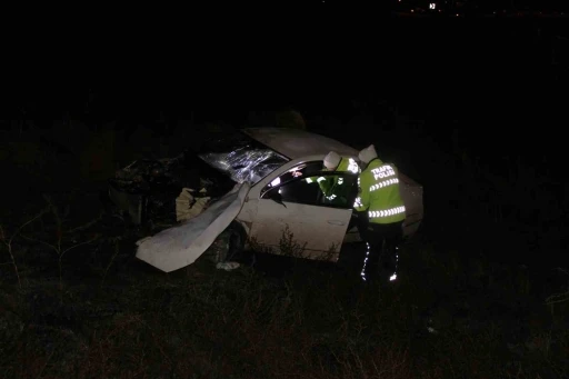 Kayseri&rsquo;de u&ccedil;uruma d&uuml;şen otomobilin s&uuml;r&uuml;c&uuml;s&uuml; yaralandı
