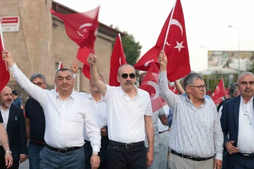 Kayseri iş dünyası milletin zaferini Cumhuriyet Meydanı’nda sahiplenmeye devam etti
