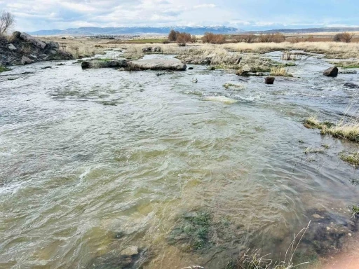 Kayseri&rsquo;nin bir il&ccedil;esinde baharın habercisi dere suları akmaya başladı
