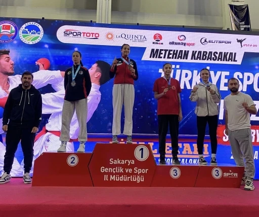 Kayserili karateciler Sakarya&rsquo;dan madalyalar ile d&ouml;nd&uuml;
