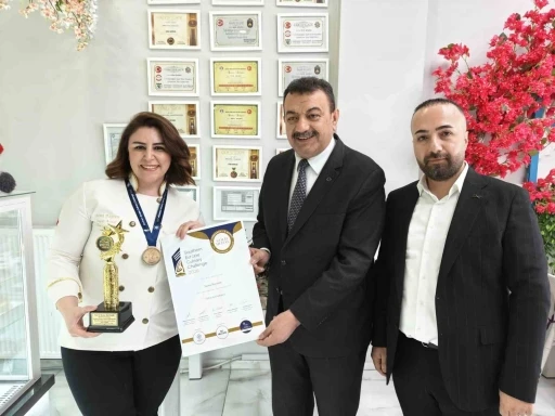 Kayserili pasta şefi Yunanistan&rsquo;da T&uuml;rk bayrağını dalgalandırdı
