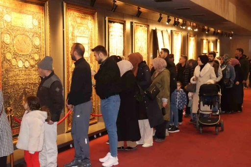 Kayserililer iftarın ardından &lsquo;Kutsal Emanetler&rsquo;e koştu
