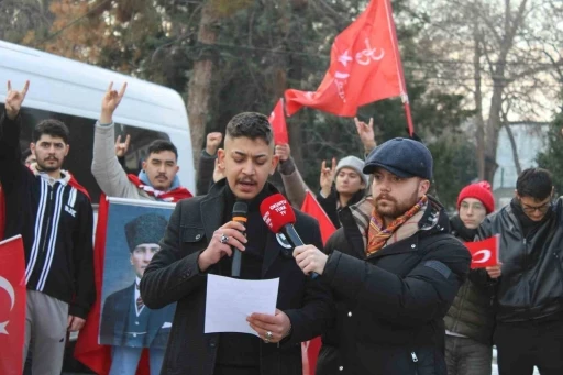 Kayserililerden T&uuml;rk Bayrağı&rsquo;na yapılan saldırıya tepki
