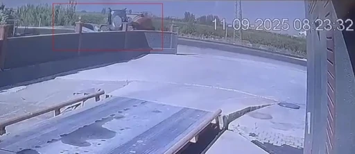 Kaza anı kamerada: Traktörle çarpışan otomobildeki 1 kişi öldü, 3 kişi yaralandı
