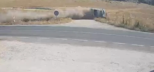 Kaza anının g&uuml;venlik kamerası g&ouml;r&uuml;nt&uuml;leri g&ouml;renleri dehşete d&uuml;ş&uuml;rd&uuml;
