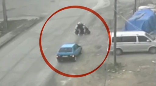 Kaza atlatan otomobil geri d&ouml;n&uuml;p motosiklete &ccedil;arptı: O anlar kamerada
