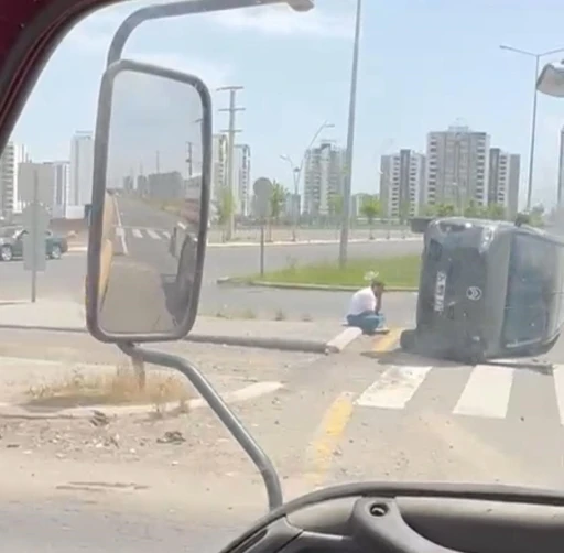 Kaza geçiren sürücü yan yatan kamyonetinin başında bekledi
