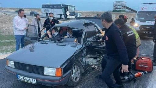 Kaza sonrası ara&ccedil;ta sıkışan karı kocayı itfaiye kurtardı
