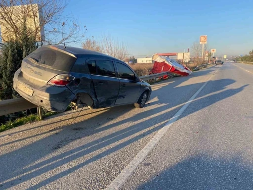 Kaza sonrası bariyerlerde asılı kaldı

