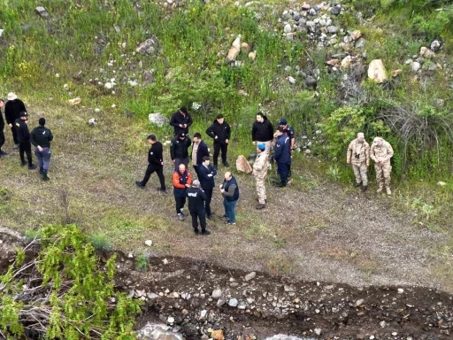 Kaza sonrası Kelkit &Ccedil;ayı&rsquo;na atlamıştı, arama &ccedil;alışmaları 4&rsquo;&uuml;nc&uuml; g&uuml;n&uuml;nde devam ediyor
