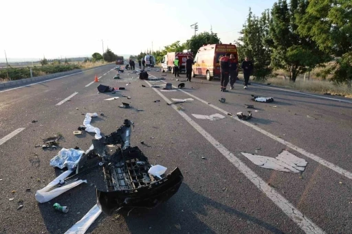 Kaza sonrası ortalık savaş alanına d&ouml;nd&uuml;: Aynı aileden 3 &ouml;l&uuml; 1 yaralı
