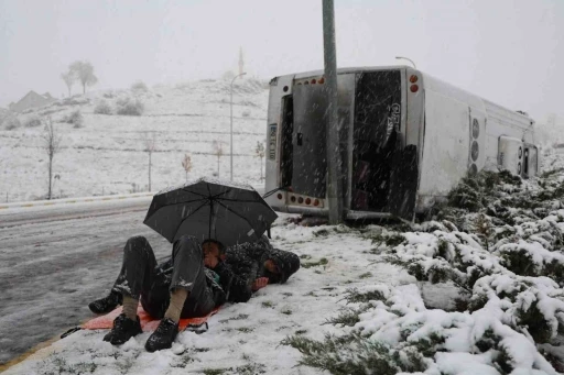 Kaza sonrası sağlık ekiplerini şemsiye ile yatarak bekledi
