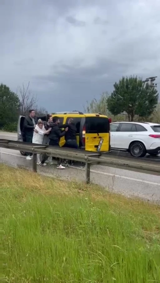 Kaza sonrası sürücülerin tekme tokat kavgası kamerada
