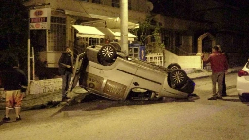 Kaza sonrası ters d&ouml;nen ara&ccedil;tan sızan akaryakıt paniğe neden oldu
