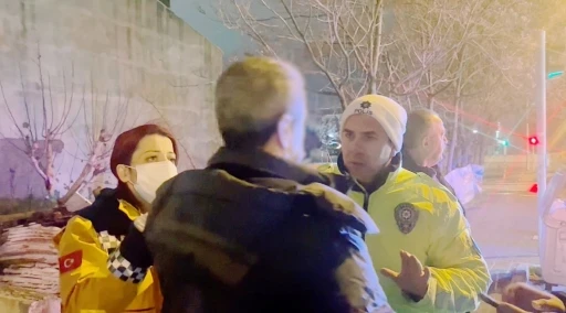 Kaza yapan alkoll&uuml; s&uuml;r&uuml;c&uuml;, "Hepinizden &ouml;z&uuml;r diliyorum" diyerek hastaneye gitmeyi reddetti
