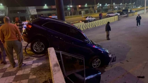 Kaza yapan alkoll&uuml; s&uuml;r&uuml;c&uuml;n&uuml;n "Trakyalıyım ben be ya, hi&ccedil;bir şeyim yok" diyerek polise sarılmak istemesi g&uuml;l&uuml;msetti
