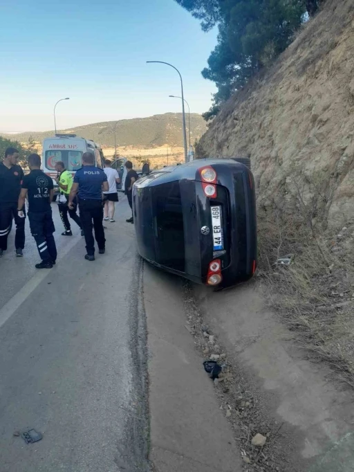 Kaza yapan araca başka bir araç çarptı, 2 kişi yaralandı

