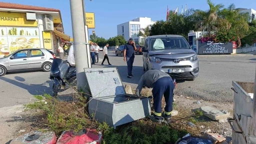 Kaza yapan araçlar elektrik panosu devirdi

