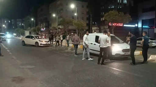 Kaza yapan ara&ccedil;lar polis memurunu ezdi
