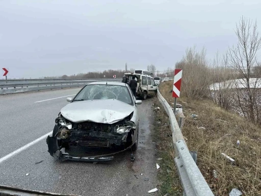 Kaza yapan ara&ccedil;larının yanında bekleyen vatandaşlara otomobil &ccedil;arptı: 5 yaralı
