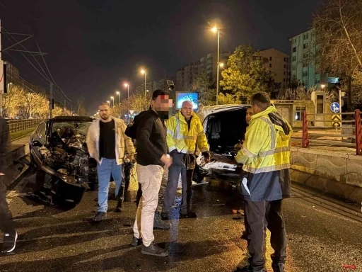 Kaza yapan ehliyetsiz ve alkoll&uuml; s&uuml;r&uuml;c&uuml;y&uuml;, polis tedaviye ikna etti
